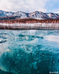 冰冻的贝加尔湖 | 摄影师Kristina Makeeva在这里拍下了那些清澈的冰层，和形式各样的冰纹。O网页链接 ​​​​
