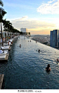 【200米高空。新加坡滨海湾金沙酒店顶层的露天泳池】把记忆留在空间！ 