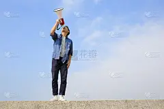 年轻人用扩音器喊话