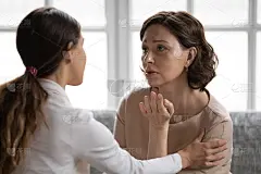 慈爱的女儿支持安慰伤心的老妈妈