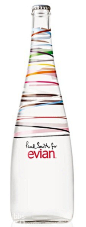 按照惯例，evian 依云每年都会请著名设计师来设计限量版的瓶子，从Christian Lacroix（克里斯汀·拉克鲁瓦）到Jean Paul Gaultier（高缇耶），今年轮到了时尚设计师Paul Smith（保罗·史密斯）来设计。