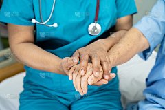 牵手亚洲老年妇女或老年妇女病人以爱心、关怀、鼓励和同理心护理病房，健康的医疗理念较强
