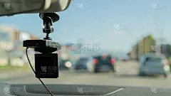 汽车摄像头(行车记录仪)内的汽车在高速公路上模糊的背景公路道路，从司机的角度。安全相机的概念…