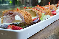 培根芝士卷配草莓