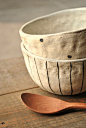 日本陶艺（简约风格） : 最近在pinterest上发现了一些全手工制作的复古日本陶器，跟大家分享一下。匠人叫 Rena Uda，他的风格看似简约，只用黑白两色装饰，但是线条和图案的组合却别具匠心。这些器皿最大程度上地保存了手工的原汁原味，...