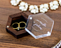 带透明亚克力盖和木底座的六角戒指盒 - 雕刻现代结婚戒指承载盒、订婚求婚戒指存储、戒指盘