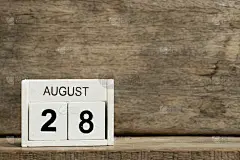 白版日历显示日期28和8月在木头背景上