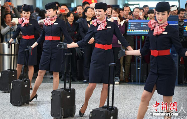 空姐8小时不脱妆_美艳空姐机场“快闪舞”...