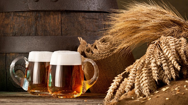 木桶啤酒杯小麦麦穗布袋酒桶木桌面酿酒