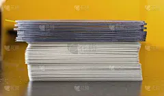 一堆交易卡和塑料顶部装载机在黑色木桌。