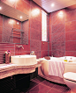 同色系的粉色的墙壁与地板增加了卫浴间的协调性，在灯光的呼应下，储物台的设计与百叶窗又使得一系的卫浴不再单调，有时，一束美丽的鲜花也会为卫浴间增添一丝生气。
