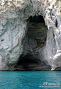 摄苑每日一图【蓝洞洞穴】意大利德国的冬天，August Kopisch 是第一个描述位于capri岛上的蓝洞洞穴的美丽的人。蓝色的倒影，落日的余晖穿过水下的阳光照过海面。自然洞穴和水晶蓝把你带入另外一个奇异的世界。