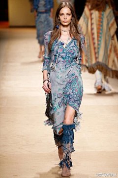#爱尚NewLook# Etro（艾绰）于米兰时装周发布2017春夏高级成衣系列天天想你，天天问自己，这样好看的衣服，什么时候才能穿上图五的model姐姐，漂不漂亮 ​​​​