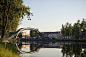 Melkwegbridge / NEXT architects

NEXT architects设计的melkweg大桥位于荷兰历史古城purmerend，并与新区
weidevenne区相联系。设计团队旨在建立一个能够有效工作，联系新旧区域的特别标
示物。
这个巨大的拱形桥联系河岸两侧道路，引人注目的耸立在水上，高达12米，形成一道壮丽的城市景观。人们在高点可以充分领略城市的新旧风貌。