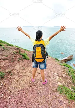 徒步旅行,女人,岩石,快乐,海滩,火山岩,25岁到29岁,东亚人,植物