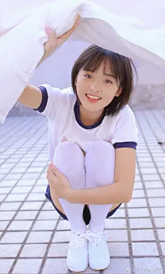 沈月壁纸附带一组情头王俊凯壁纸，
#沈月##王俊凯##致我们单纯的小美好# ​