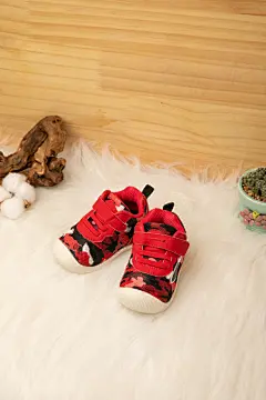 红色防滑鞋童鞋儿童用品摄影图