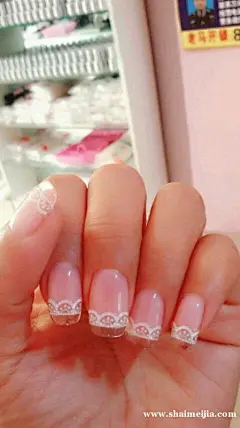 法式透亮诱人果冻红底色画白色蕾丝花朵边美甲图片