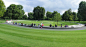 伦敦海德公园内的戴安娜王妃纪念泉城市公园阳光草坪及现代水景跌水
