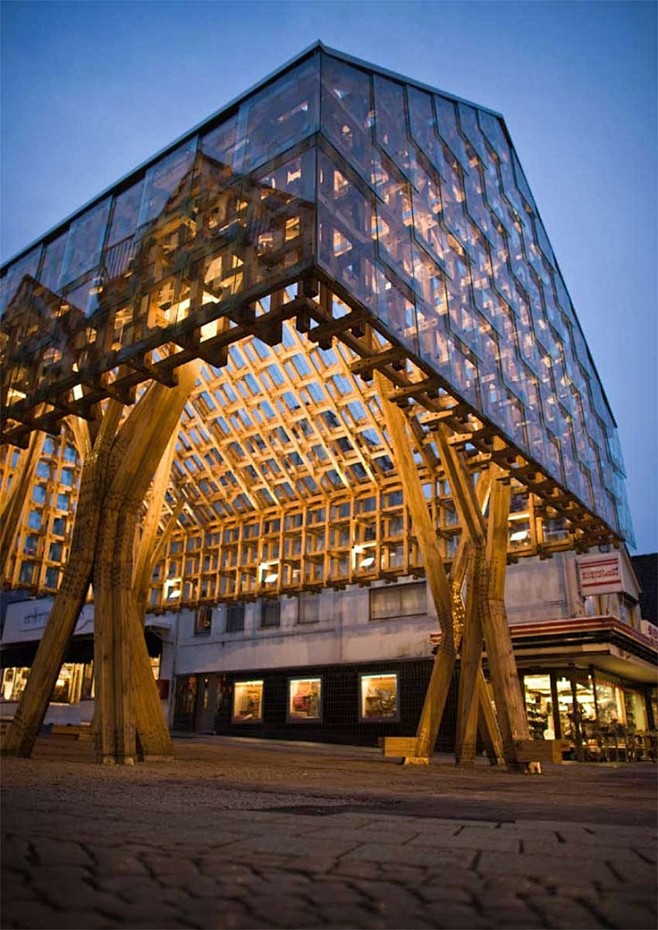 “挪威的森林屋顶灯笼高高挂”馆和公共空间...