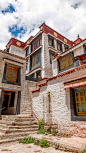 川藏线——藏族建筑：藏族民居普遍是具有土木结构的平顶式建筑，这使得建筑内部冬暖夏凉，具有优质的采光效果。