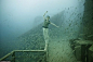 Life below the Surface”（海底人生）




摄影师Andreas Franke雇佣了一支潜水探险队，潜入距离西礁岛4英里处，水下100英尺的“范登堡号” （USNS General Hoyt S. Vandenberg）沉船遗迹处，为其创作数码合成照片布展。
 
该系列作品命名为“Life below the Surface”（海底人生），是为了纪念被销毁的曾在二战争中立下汗马功劳的美军导弹跟踪舰“范登堡号”而创作。照片取景自荒废的沉船，......