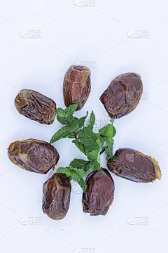 用绿叶装饰的枣堆