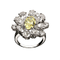 BVLGARI宝格丽铂金戒指，镶嵌黄色与无色钻石，创作于1962年

榄尖形黄色钻石重约2.25克拉。这是泰勒的第四任丈夫艾迪·费舍尔于1962年2月27日送给她的30岁生日礼物。@北坤人素材