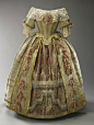 #服装# 维多利亚女王在1851年举办了一场斯图亚特王朝主题化装舞会，这是她当时穿的礼服。衣裙制作得相当精美，然而实际上并没有多少巴洛克味，这跟现在的古装剧总是没能体现出真正的古代风貌一个道理。不过显然女王夫妇自己是玩得挺开心的，舞会很盛大。 ​​​​