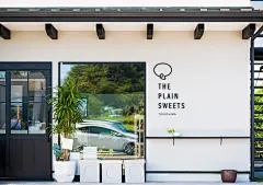 THE PLAIN SWEETS  VI : 八万町にある人気カフェKOFSの焼菓子部門のお店『THE PLAIN SWEETS』。こちらの店舗のVI一式を担当しました。Art Direction: Koj