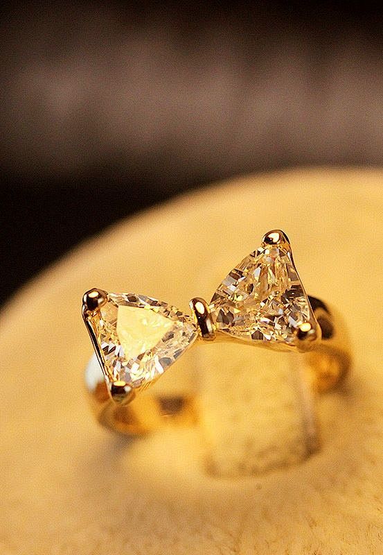 A bow diamond ring, ...