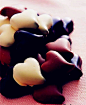白巧克力80克，黑巧克力50克，草莓，食用银糖珠，彩糖粒，草莓糖粉，裁成小块的烘焙油纸（可用锡纸代替）