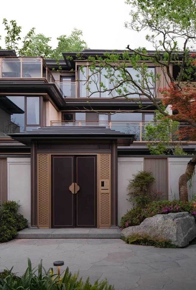 绿城丽水湖境云庐 宋式建筑推崇“几何简雅”的审美风尚：传统构件纤细、比例优美、轻盈精致，窗扇纹样丰富。设计采用现代的金属材质，借鉴传统构件的 ...
