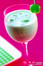 【午夜12点Midnight Cocktail】夜深人静，细细味~材料:朗姆酒1盎司、绿薄荷酒1盎司、白可可酒1盎司香草冰淇淋1勺 制作:1、将全部材料倒入搅拌机中搅拌均匀，成奶昔状。2、倒入杯中用绿樱桃装饰~