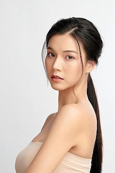 美丽的年轻亚洲女性，皮肤干净清新，白色背...