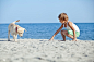 沙滩上的狗与男孩图片素材