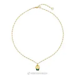 珠宝设计培训超话#梁欣珠宝手绘培训# 
Gucci 推出新一季 Fine Jewelry 珠宝作品，以品牌标志性的「狮首」为主题，将瑰丽的彩宝巧妙化为雄狮口中的一颗「明珠」。设计师运用贵金属塑造出雄狮威严的面部神态，尖利的牙齿间夹镶一颗椭圆形彩色宝石，充满独特的神话色彩。 ​​​​