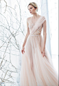 Mira Zwillinger 2017婚纱礼服,设计师捕捉那奇妙、转瞬即逝的瞬间，设计师将3D花朵和立体藤蔓搬到了每一件婚纱上，充满艺术气息的蕾丝将新娘包裹的如童话公主一般