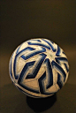 手鞠球（temari）是民间手工艺术的一种形式，起源于中国，而后成为了一种日本传统玩具。尽管曾一度被人们遗忘，但如今这种表面精致、刺绣复杂的线球又重新回归到我们的视线。这位92岁的日本老奶奶从60多岁开始做手鞠球，如今已经做了500多个！| 摄影：她的孙女NanaAku