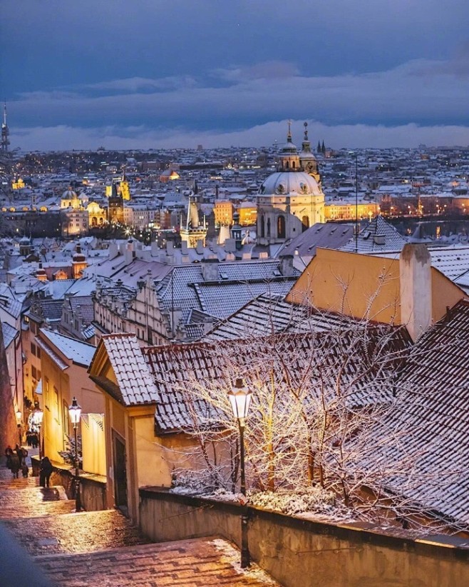 布拉格的雪夜，可以说很美了❄ ​​​ ​...