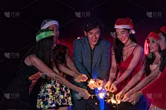 欢呼的人群中，年轻人在庆祝新年假期的背景下