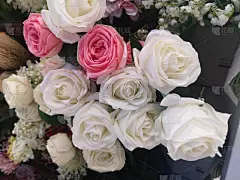 粉色，白色玫瑰手工花束鲜花装饰装饰背景复古经典色调的贺卡庆祝活动设计复古，织物和塑料，情人节，爱的象