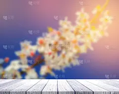 木质桌面，以清新的自然花卉为背景