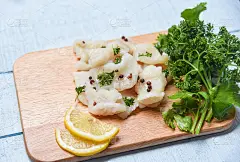 煮熟的鱼片配上柠檬和香料放在木砧板上背景——盘古鱼多莉鱼肉