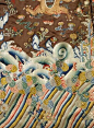 传统纹样：海水江崖纹常饰于古代龙袍、官服下摆的吉祥纹样。水中立一山石，并有祥云点缀。寓意福山寿海，也有一统江山的含意。