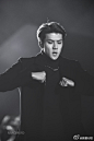 【#韩星行程#】吴世勋SEHUN【2015mama】手持美丽鲜花的男子~~~~来源：#咪饭#~~更多戳： O网页链接