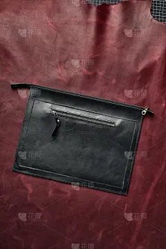 一套手工皮革制品，钥匙持有人戒指，钱包，钱包，记事本，手册。手工制作的皮革制品，特写
