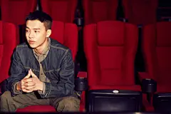 不少人被#电影红海行动#中的观察员李懂圈粉，那就分享一组@摄影宮 拍摄的@尹昉InFun 的专访图。林超贤最初因《火锅英雄》中的长镜头打斗戏注意到他，原本希望尹昉饰演比较活泼的通讯兵，但在见到他本人后，觉得他的年龄感更小，但实际年龄又并不太小，所以决定他来出演最有成长的角色李懂。 ​​​​