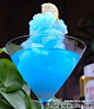 冰冻蓝色玛格丽特(FROZEN BLUE MARGARITA )　　
原料：龙舌兰---30ml 　　蓝色柑香酒---15ml 　　砂糖---1茶匙 　　细碎冰---3/4杯 　　盐---适量
调制方法：1．用盐将杯子做成雪糖杯型。 　　2．将冰块和材料倒入果汁机内，摇匀倒 入杯中即可。