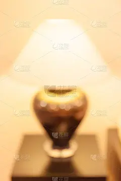壁纸上的台灯照得模糊不清。